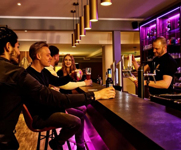 Trinke Cocktails in einer Cocktail Bar Emden